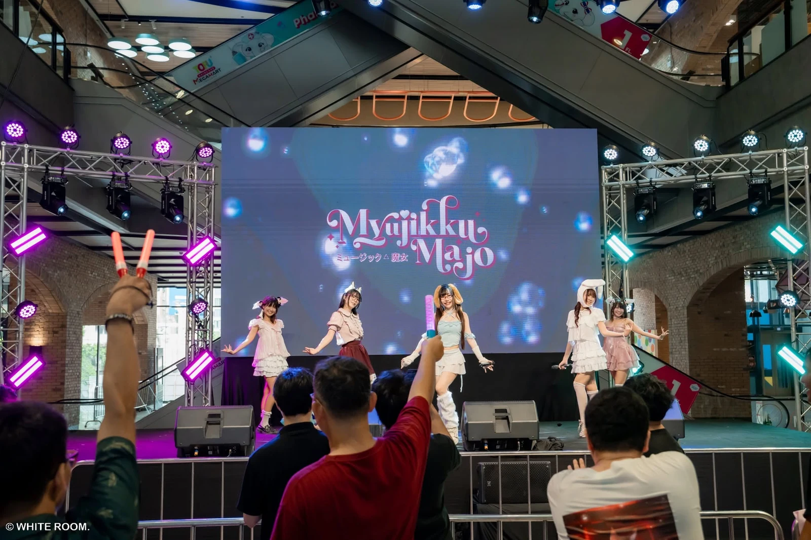 บรรยากาศการแสดงในงาน Idol in Wonderland · 19 กันยายน 2026