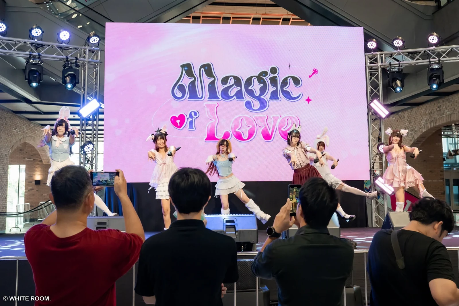 การแสดงบนเวทีงาน Idol in Wonderland · 19 กันยายน 2026